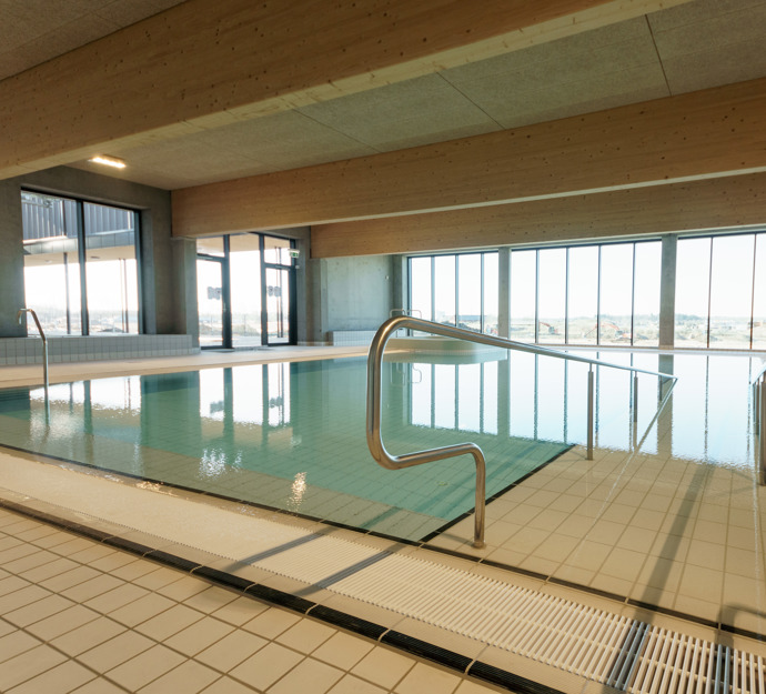 Rampe ned i varmtvandsbassin