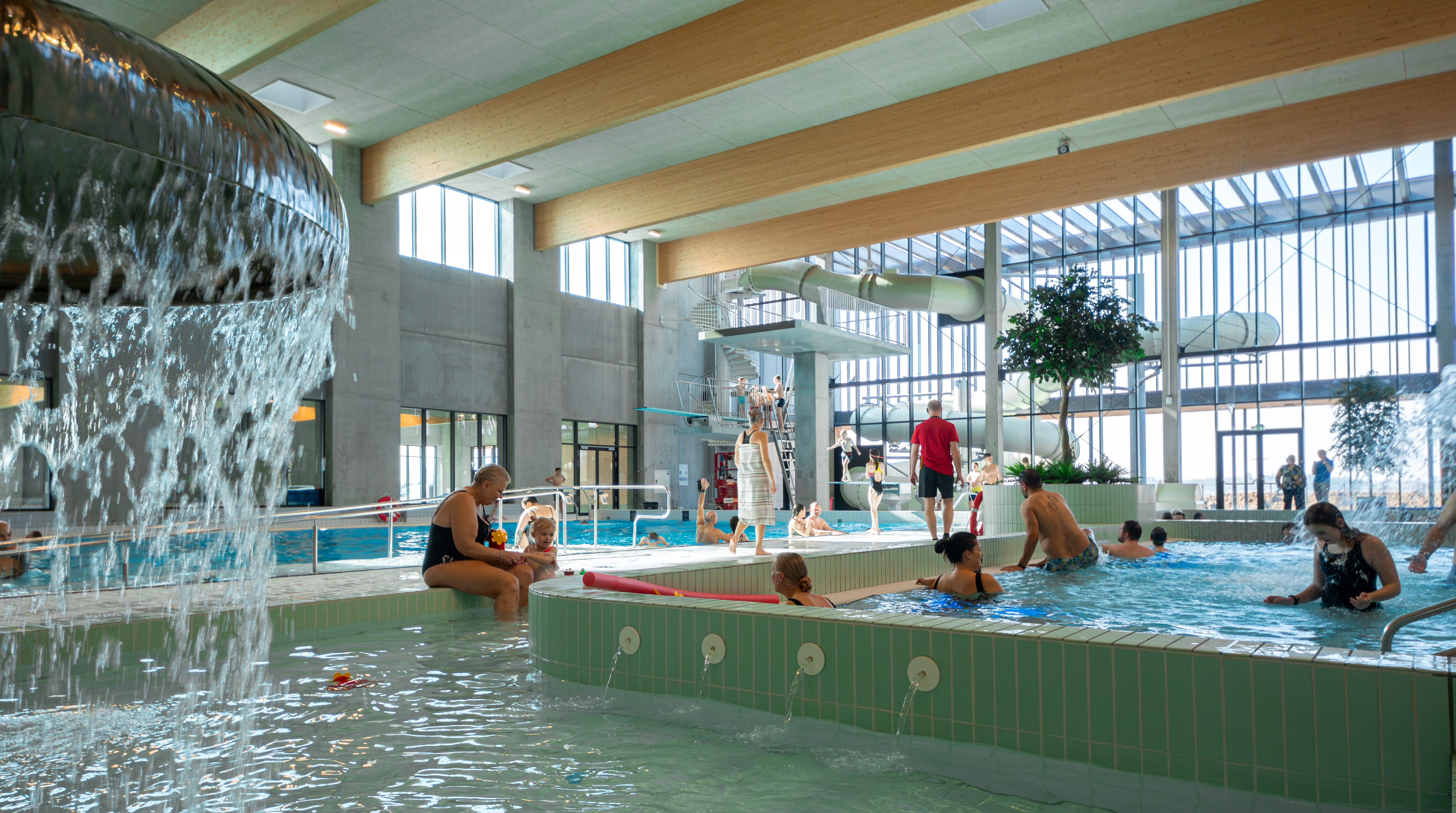 Udsigt til plaskelandet med børn der leger i bassinerne