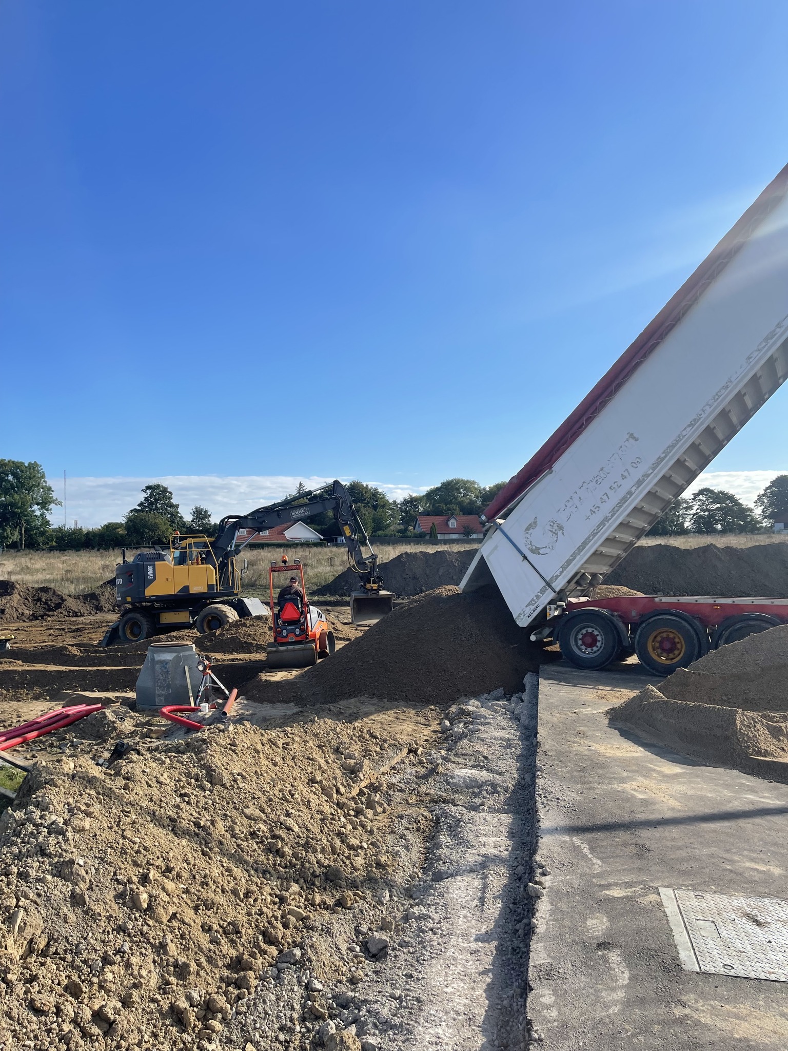 De første gravemaskiner er i gang ved Næstved Svømmehal.