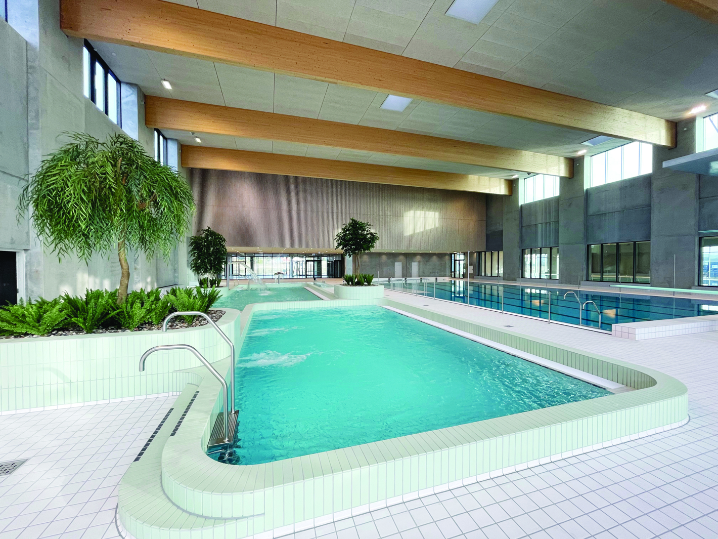 Billede af svømmebassiner i svømmehal.